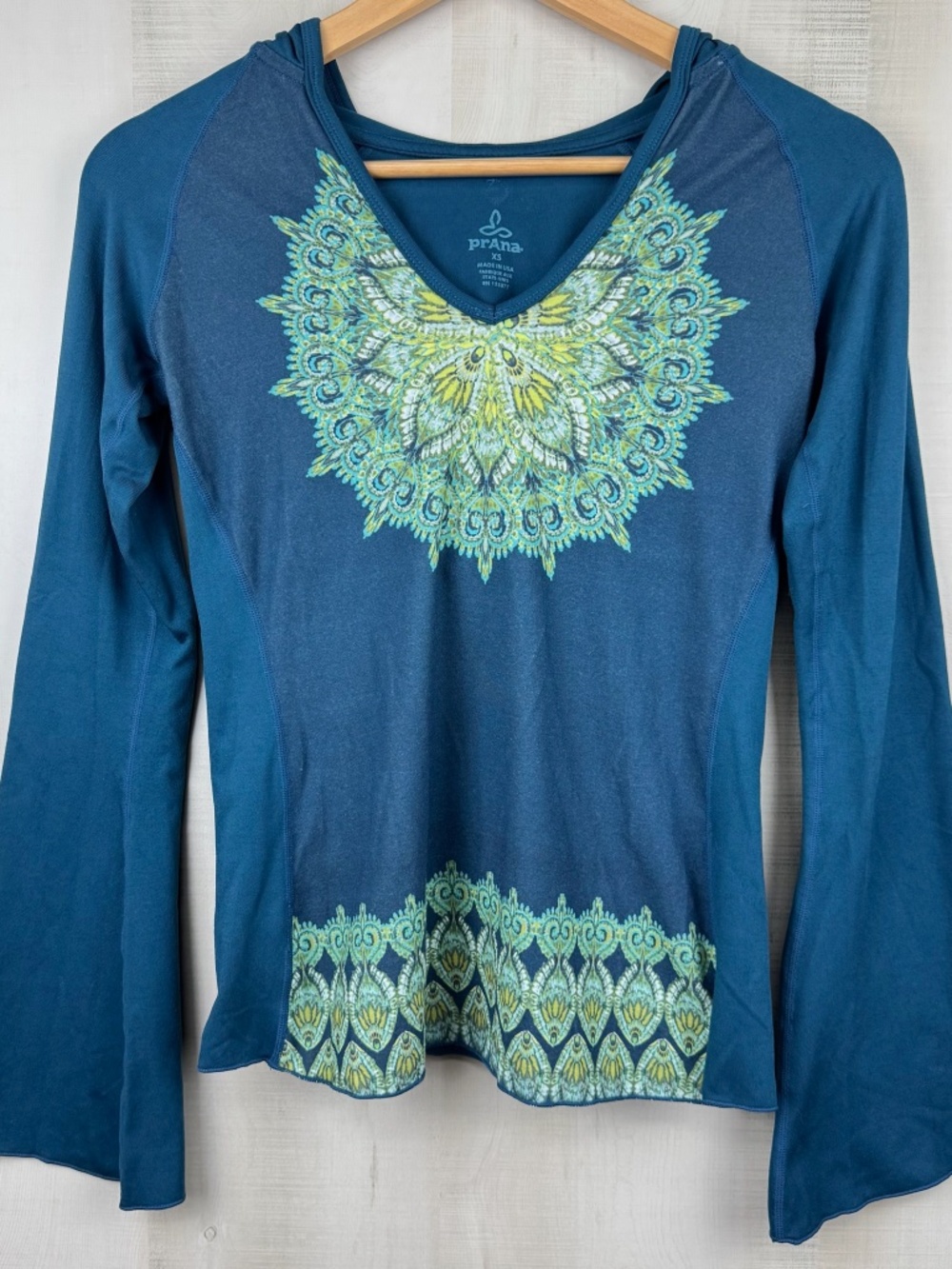 prAna Women’s Long Flare Sleeve Mandala V-Neck Hooded Pullover Top Blue Green XS